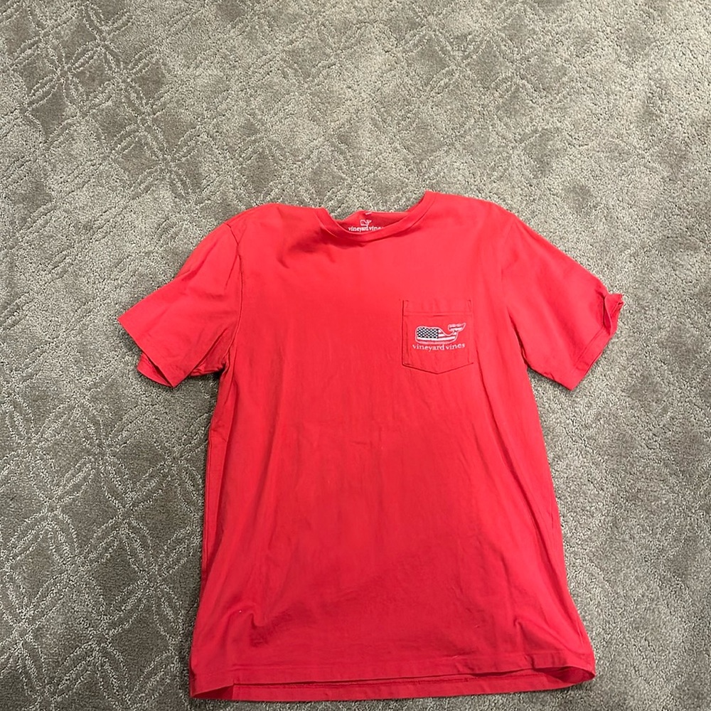 Great condition, vineyard vines, men’s size small, short sleeve, red t shirt